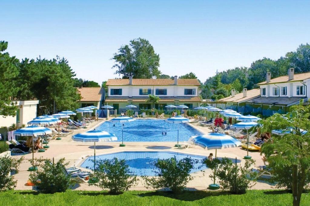 Terraced House In The Ca' Del Pino Holiday Complex With Communal Pool In บิบิโอเน ภายนอก รูปภาพ